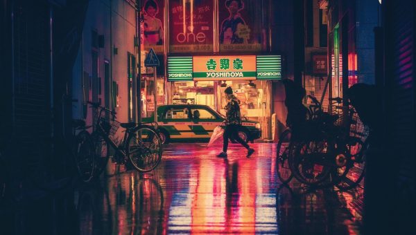 夜晚城市天台上的两个人影背对镜头望向远处霓虹，冷色调画面，氛围克制，适合悬疑剧集封面