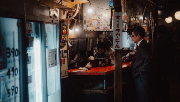 夜晚城市天台上的两个人影背对镜头望向远处霓虹,冷色调画面,氛围克制,适合悬疑剧集封面